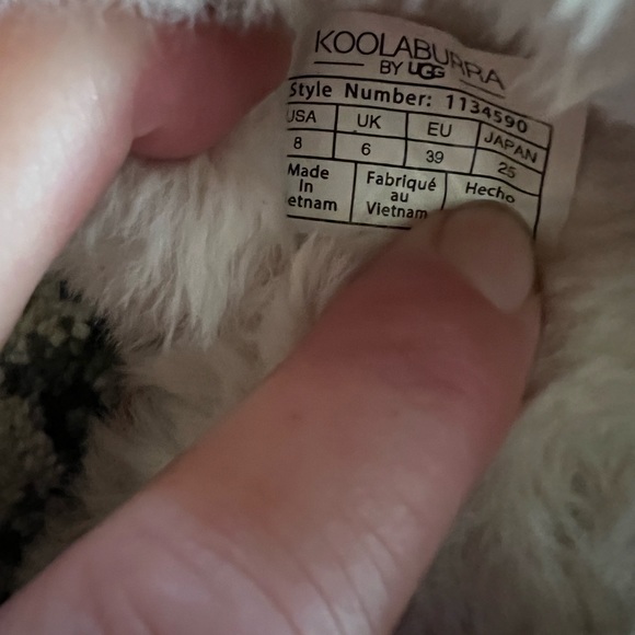 Women’s size 8 UGG super soft slippers. Only worn once. - Picture 2 of 3